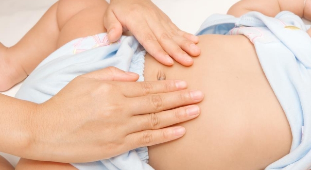 BEBEĞİNİZİN KARNINDA ŞİŞLİK VARSA DİKKAT!