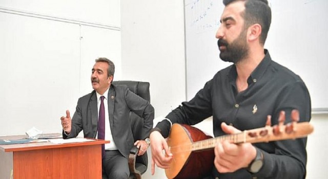 Başkan Soner Çetin kursiyerlerle türkü söyledi