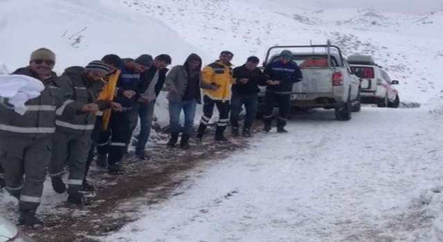 Siirt’te 112 ekiplerinin karlı halayı!