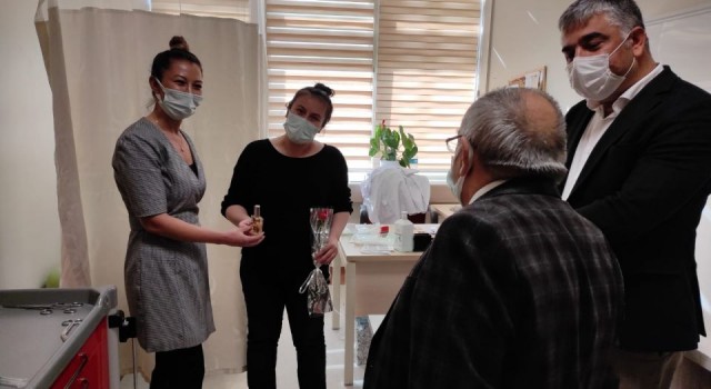 Siirt’te sağlık çalışanlarına karanfil sürprizi