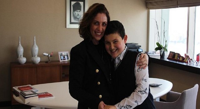 Hediye Güral, Otizm Farkındalık Günü’nde otizmli Mehmet Akif Yalçın’ın objektifine gülümsedi