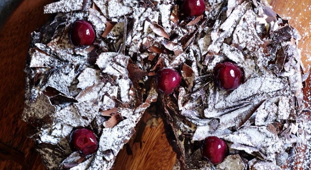 Özsüt Karaorman Vişne ile damaklarda iz bırakıyor