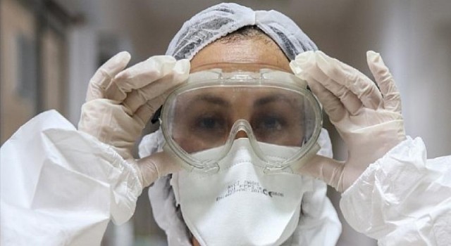 Sağlıkçılar: Genç hasta sayısı artıyor sağlıkçıların aileleri henüz aşılanmadı.