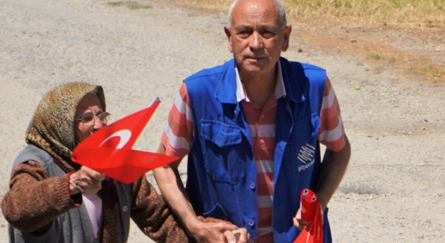 90'LIK ÇINAR ELİNDE TÜRK BAYRAĞIYLA BAYRAM COŞKUSUNA YALIN AYAK KOŞTU!