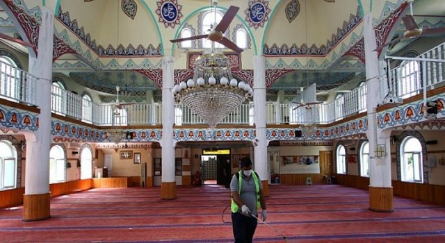 Bayraklı’da camiler bayrama hazır