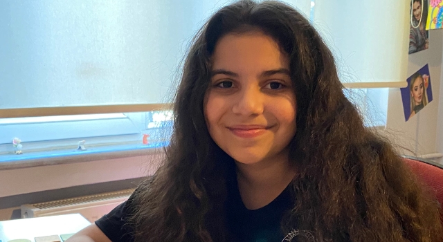 FİLMİMİN HİKÂYESİ YARIŞMASI’NIN BİRİNCİSİ ASYA ŞAHİN, KIRMIZI ARABA HİKAYESİNİN FİLMİNİ ÇEKTİ