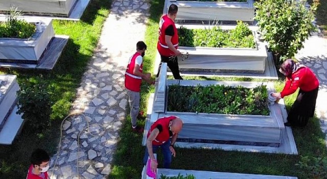 Genç Kızılaycılar mezarlıklarda vefa hizmetinde