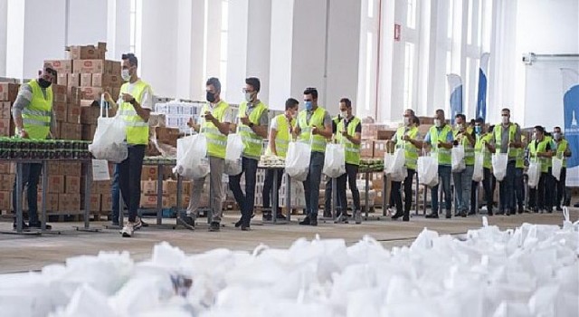 İzmir Büyükşehir Belediyesi hem üreticiye hem dar gelirli ailelere destek oluyor