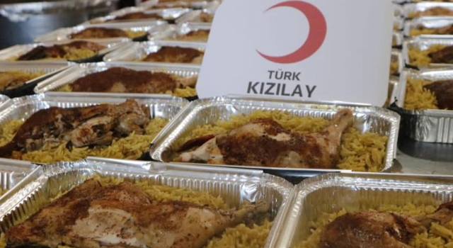 Kızılay Gazze’de okullara sığınanlara sıcak yemek dağıtımına başladı