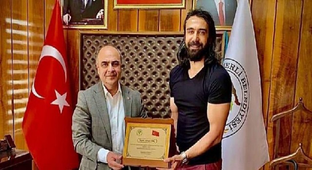 Ünlü Oyuncu Adnan Koç’a Plaket