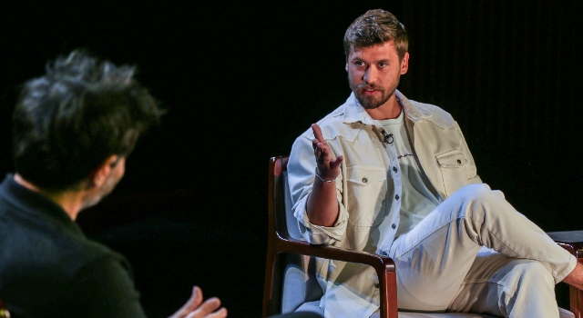 Cansel Elçin ve Serhan Onat keyifli sohbetleriyle “Sahne Tozu Yutanlar”ın yeni bölümünde