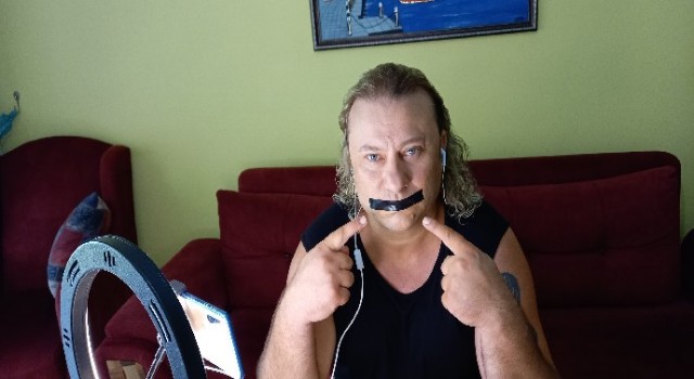 Canlı yayında ağzını bantladı!