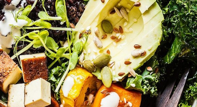 Gastronometro şeflerinden enerjisi bol Siyah Pirinçli Tofu Salatası tarifi!