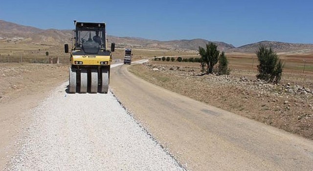 Antalya Büyükşehir Belediyesi Korkuteli’de yolları güvenli hale getiriyor