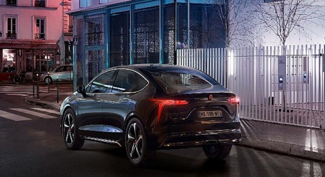 Araç çağırma hizmetleri için yeni 100 elektrikli sedan Mobilize Limo