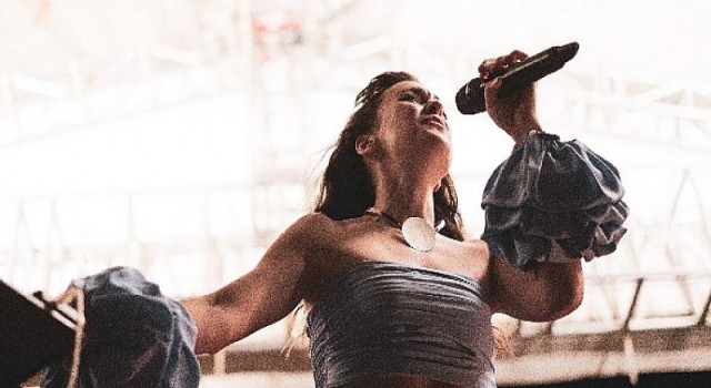 Deniz Özçelik Kosova Uluslararası Film Festivali Dokufest’te Sesiyle Büyüledi