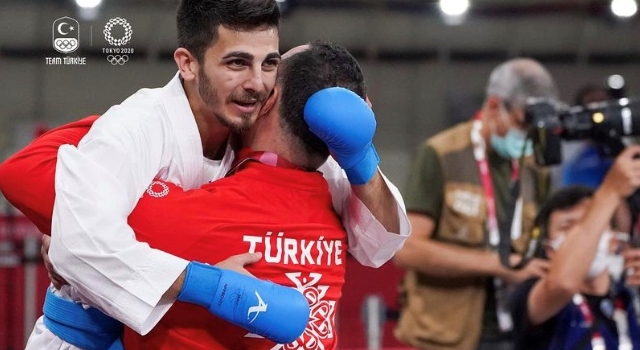 Olimpik Anneler projesinin sporcularından Eray Şamdan Gümüş Madalya kazandı