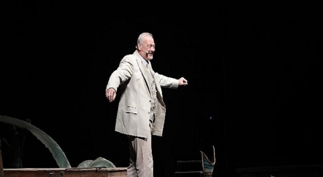 Açıkhava geleneği bozulmadı; Rüstemoğlu Cemal’in tuhaf hikayesi ayakta alkışlandı