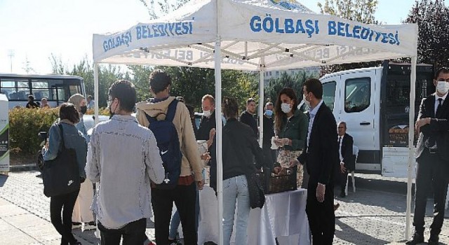 Gölbaşı Belediye Başkanı Ramazan Şimşek’ten Gençlere Çay ve Poğaça İkramı