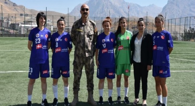 Hakkarigücü Kadın Futbol Takımı’nın yeni sponsoru İŞBİR Yatak