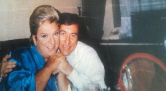 Zeki Müren hangi ünlü mankenle nişanlanmış?