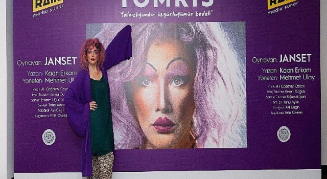 ”Yalnızlığımdır özgürlüğümün bedeli” diyen Tomris’i tiyatro severler yalnız bırakmadı