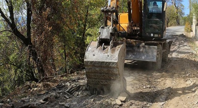 Akseki Günyaka yolunda bakım onarım çalışması