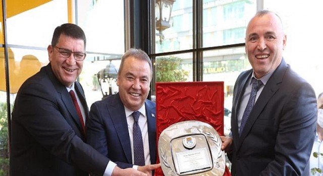 Başkan Böcek, ’Antalya’ya hizmet etmekten gurur duyuyorum’