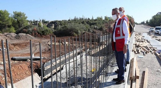 Başkan Böcek Konyaaltı ilçesindeki yeni yol açma çalışmasını denetledi