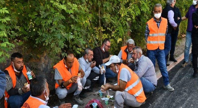 Başkan Soner Çetin işçilerle ekmeğini bölüştü