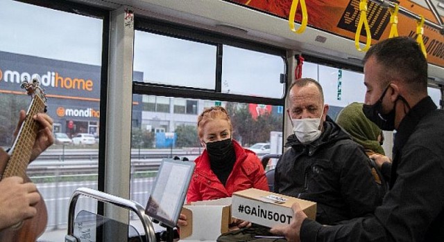 Halk Otobüsüne Bindiler, Kendilerini Davette Buldular