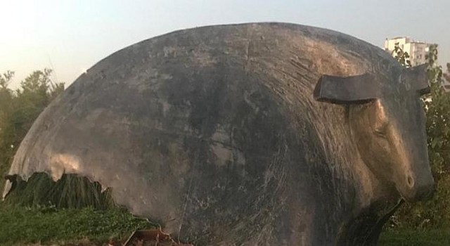 İzmir’de üç heykele saldırı