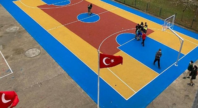 İzmit Edebali Ortaokuluna basketbol ve voleybol sahası