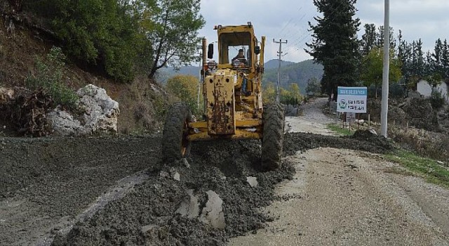 Selden etkilenen Serik yolları temizleniyor