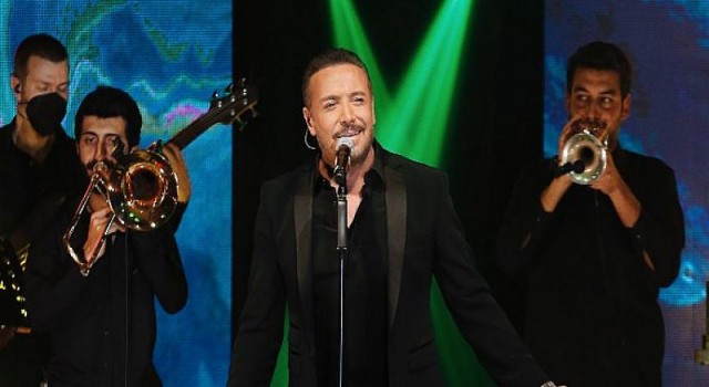 Ünlü şarkıcı Cenk Eren, önceki akşam Ankara Günay ‘da sahne aldı.