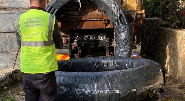 Büyükşehir Belediyesi’nin sulama borusu desteği sürüyor