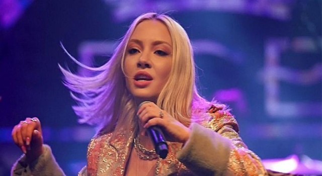 Ece Sesçkin’in Sahne Kıyafeti Olay Oldu! Cesur Halleri Dakkalar İçinde On Binlerce Beğeni Aldı!