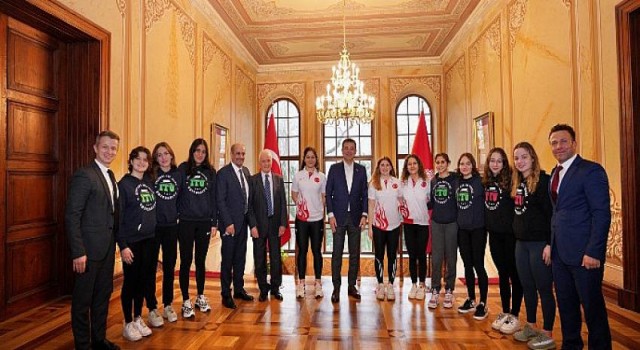 İTÜ Geliştirme Vakfı Spor Kulübü’nün Ödülü Yüzücüleri İBB Başkanı İle Buluştu