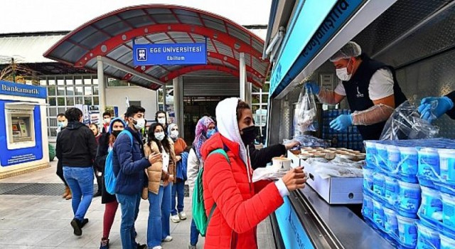 İzmir Büyükşehir Belediyesi’nden öğrencilere sıcak yemek