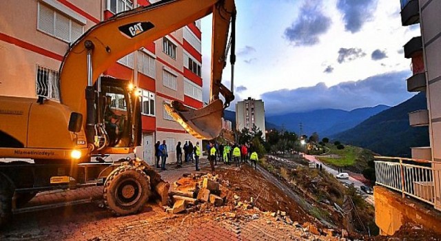 Narlıdere’de çöken istinat duvarına güvenlik önlemi