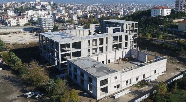 Serik Kültür Merkezi bünyesindeki düğün salonunda beton imalatı bitti