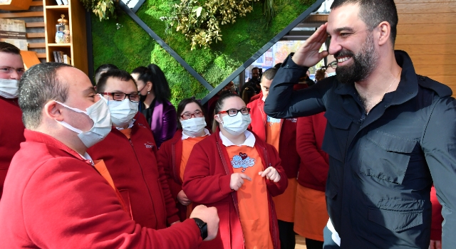 ÜSKÜDAR’DA 3 ARALIK DÜNYA ENGELLİLER GÜNÜ’NDE ÜNLÜLER GEÇİDİ YAŞANDI