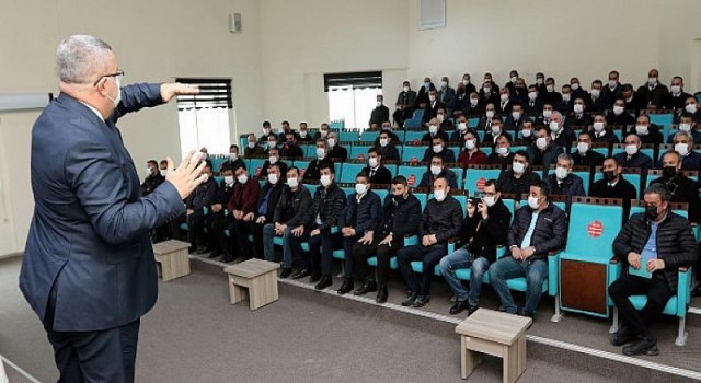 Büyükşehir, Otobüs Şoförlerine Hizmet İçi Eğitim Semineri Veriyor