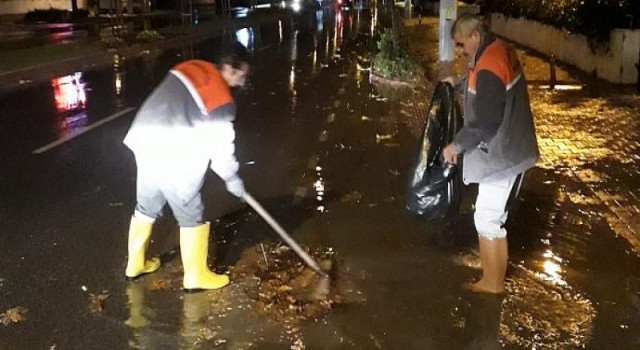 Fen İşleri Müdürlüğü ve Temizlik İşleri Müdürlüğü Ekipleri Gece Nöbetindeydi