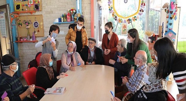 Japon Öğretim Üyesi Mavi Ev’de origami eğitimi verdi