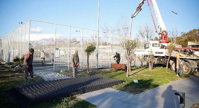 Konyaaltı Beach Park’taki tenis ve basketbol sahaları yenileniyor