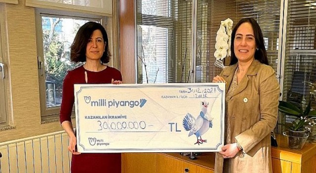 Milli Piyango özel yılbaşı çekilişi’nde 30 milyon TL ikramiye kazanan talihli çekini teslim aldı