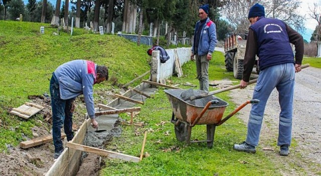 Çoruk Mezarlığının Yıkılan Duvarı Onarıldı
