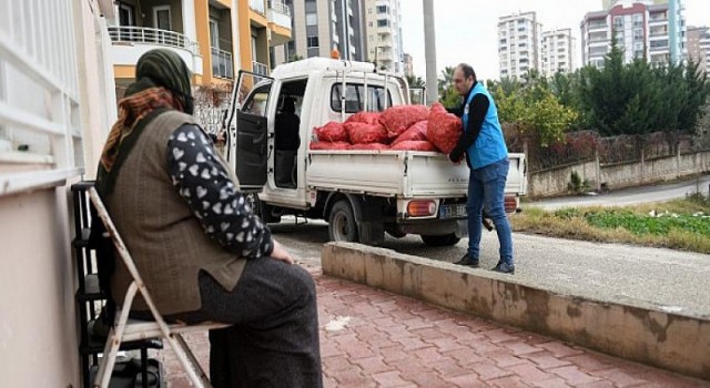 Yenişehir Belediyesi vatandaşlara 50 ton soğan dağıttı