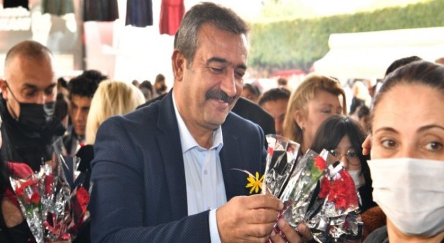 Sosyete Pazarında kadınlara karanfil dağıttı